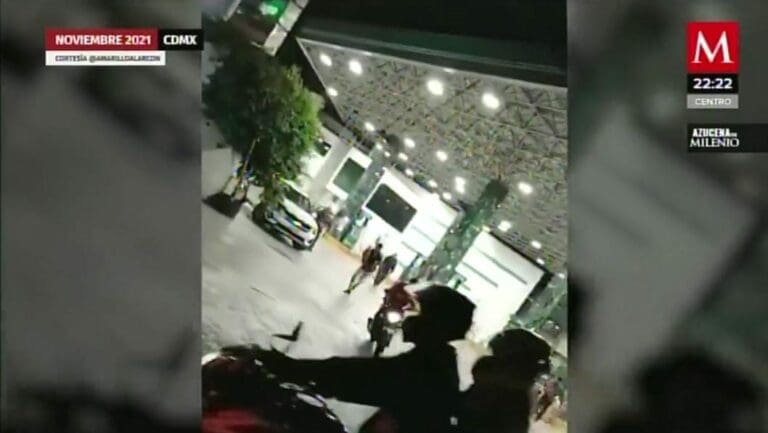 Juegan arrancones, asaltan gasolineras y hasta se graban atacando a la Policía; son unos sujetos que se hacen llamar Los Toretto. Y sí, es por las películas. Foto: Captura de video