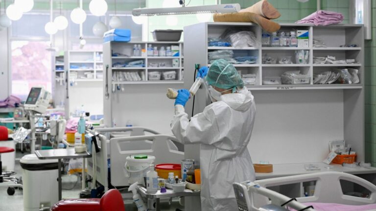 ¿En qué se diferencian los síntomas de Ómicron y el resto de variantes de la COVID-19?