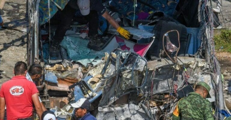 El grave accidente ocurrido hace unos días en Edomex dejó 20 fallecidos; y de los lesionados 17 siguen internados, mal de salud. Foto: Cuartoscuro