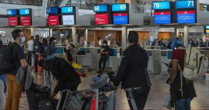 En Sudáfrica especialistas dicen que medidas por la variante Ómicron son exageradas, y que los síntomas por ahora son leves. Pero eso podría cambiar. Foto: Europa Press