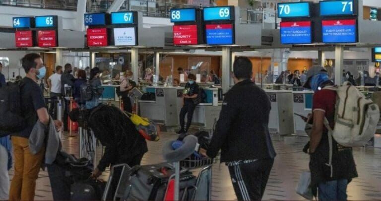 En Sudáfrica especialistas dicen que medidas por la variante Ómicron son exageradas, y que los síntomas por ahora son leves. Pero eso podría cambiar. Foto: Europa Press