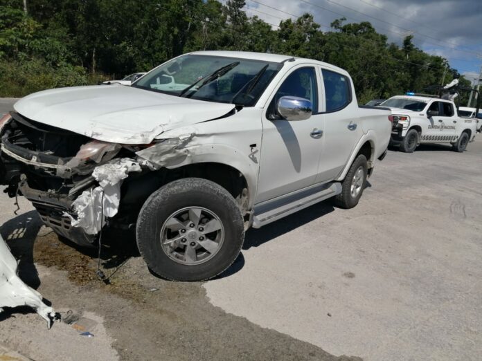 Chocan tres camionetas en carretera de Tulum