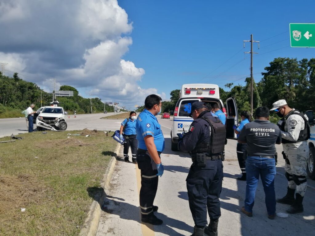Chocan tres camionetas en carretera de Tulum 