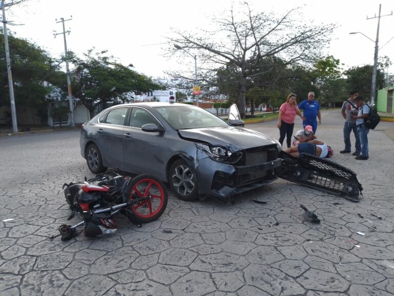 Chocan dos mujeres en cruce vial de Cancún; hospitalizan a una