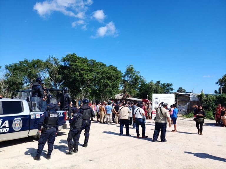 Los policías intentaron desalojar la invasión pero fracasaron en el intento, esto en la Región 247 de Cancún, frente al antiguo basurero