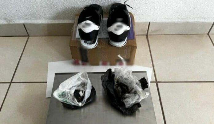 Unos tenis que transportaban droga fueron detectados en un operativo de revisión por parte de la Guardia Nacional; iban hacia Minnesota. Foto: Guardia Nacional