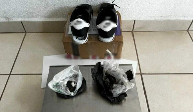 Unos tenis que transportaban droga fueron detectados en un operativo de revisión por parte de la Guardia Nacional; iban hacia Minnesota. Foto: Guardia Nacional