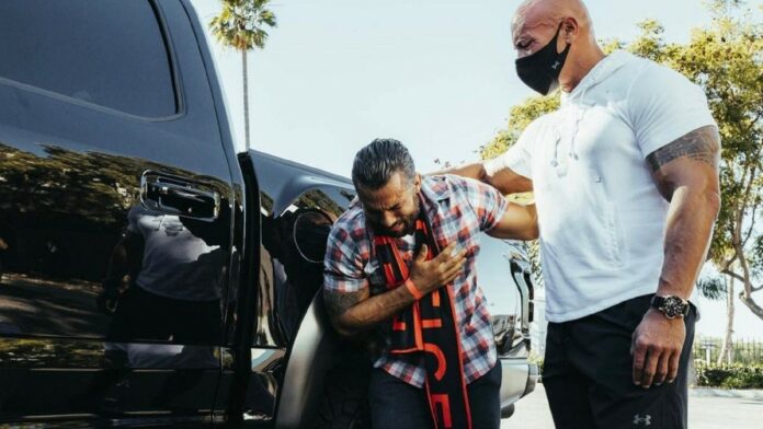 La Roca regala su auto