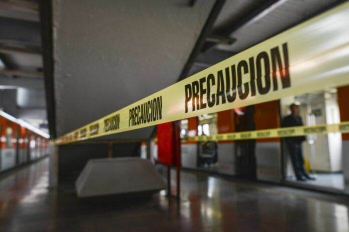 Muere al arrojarse a las vías del metro