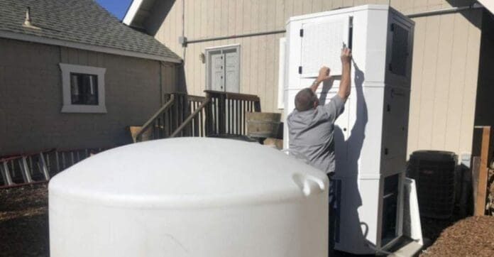 Una máquina obtiene agua del aire; podría combatir la sequía generada por el cambio climático. Eso sí, su precio no es nada accesible. Foto: AP.