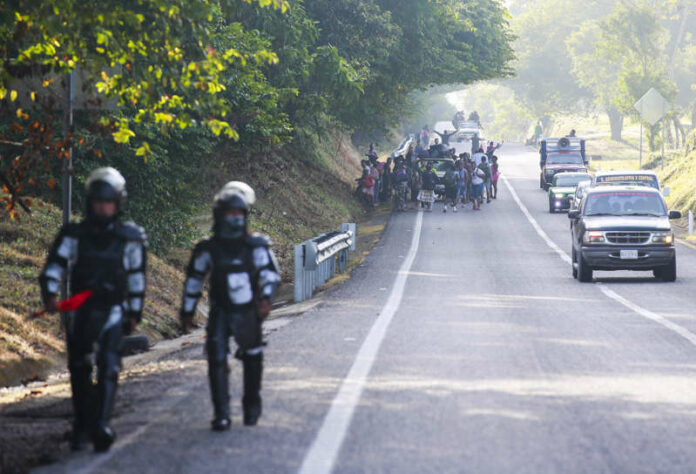 Migrantes bloquean carretera
