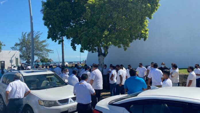 Taxistas se congregan frente al Congreso del Estado
