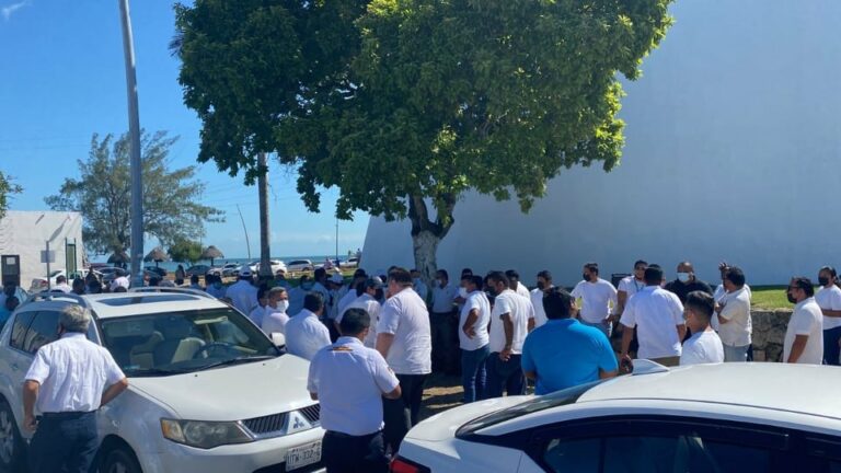 Taxistas se congregan frente al Congreso del Estado