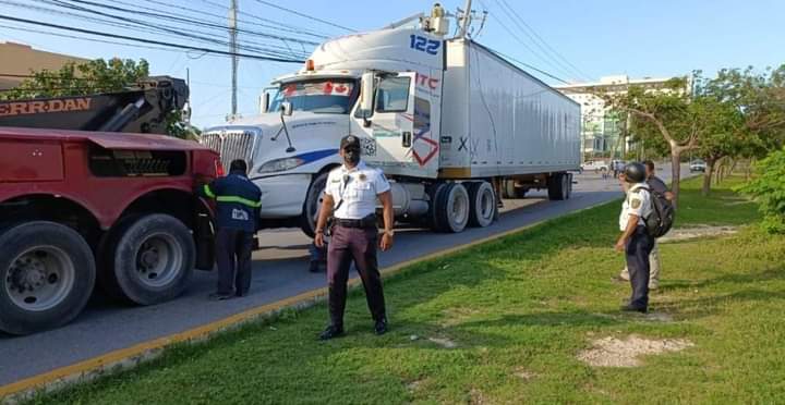 OLV Camión cafre se sale de la curva y deja sin luz a toda Plaza las Américas en Cancún