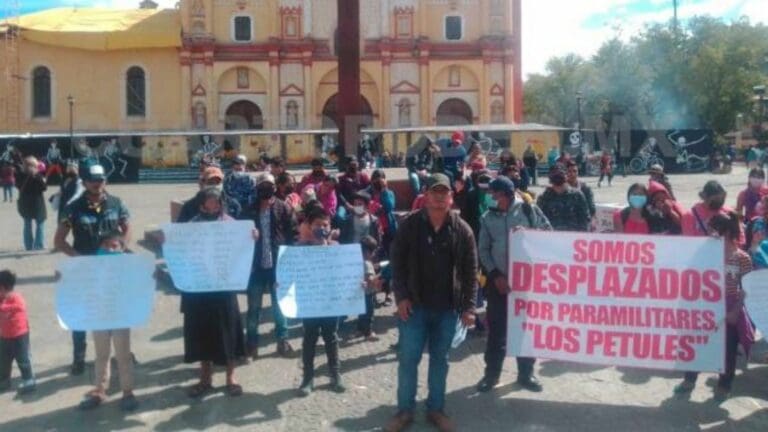 Grupo armado expulsa a familias de un pueblo por 'cachito' del avión presidencial de 20 mdp