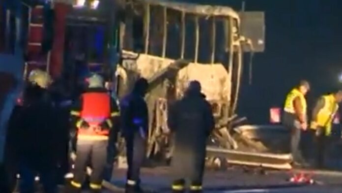 Pierden la vida calcinados 12 niños y 34 adultos tras incendio en un bus