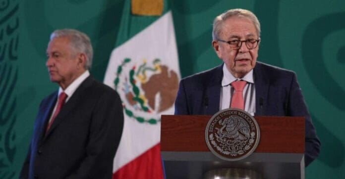 AMLO insiste en que Jorge Alcocer no se irá del gabinete; aunque la prensa insiste en preguntarle sobre el tema al presidente, pues corre el rumor. Foto: Cuartoscuro