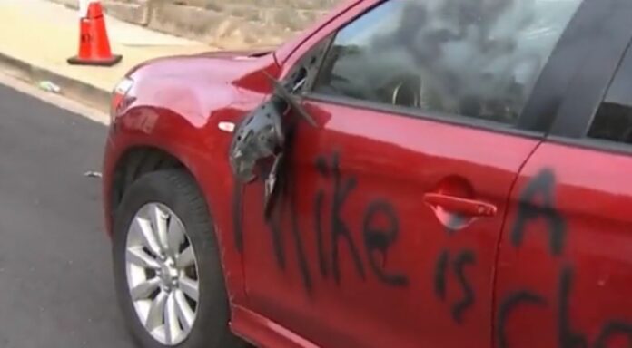 VIDEO: Le rayan y golpean el carro al 'Mike' que no es y confusión se se vuelve viral