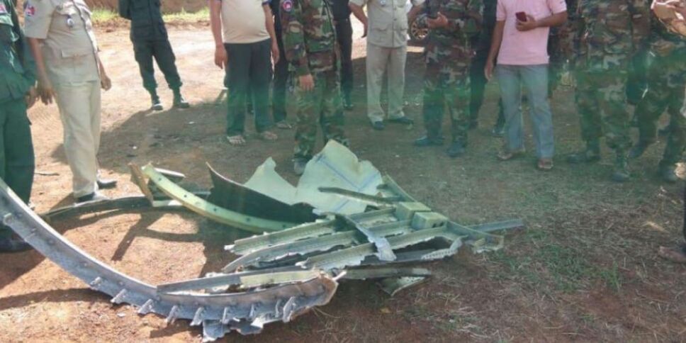 Caen supuestos pedazos de un ‘ovni’ sobre granjas en Camboya