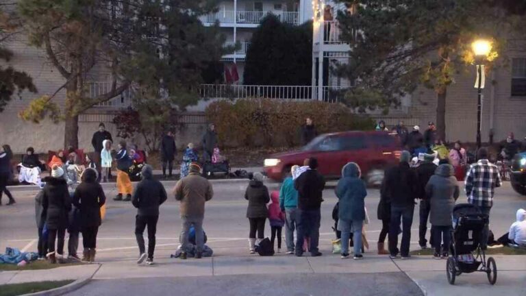 Atropello en desfile de Navidad en EEUU: Van 5 los fallecidos y 40 heridos