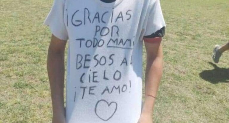 ¡Se vale llorar! Un niño dedica un gol a su mamá que acaba de fallecer y todos se conmovieron en internet. Mira el tierno mensaje de este pequeño. Foto: Twitter okdobleamarilla