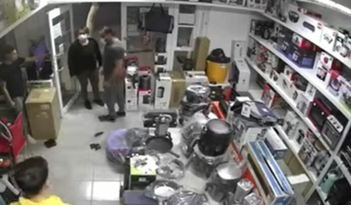 VIDEO: Clientes se molestan y tiran electrodomésticos de una tienda