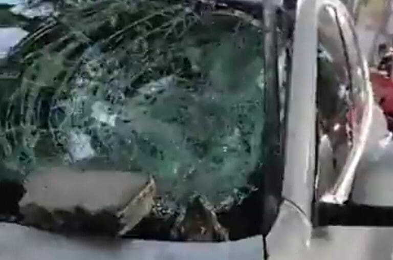 Una piedra le cae a un auto en la Ciudad de México; del impacto se le estrelló el parabrisas y se abolló el cofre; por suerte no hubo lesionados. Foto: Captura de video
