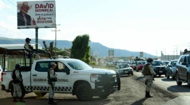 La violencia continúa causando estragos en Zacatecas. Ahora 10 cuerpos fueron hallados colgados en un puente en una carretera.