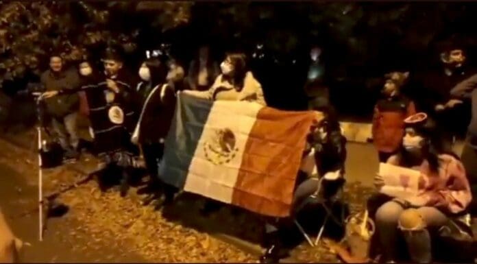 AMLO viajó a Washington. Y a su llegada los paisanos lo recibieron con porras y cánticos. Hubo quienes hasta entonaron el 