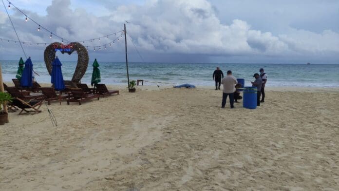 El cuerpo sin vida de un buzo fue hallado esta tarde en la playa ubicada a la altura de la calle 4 de esta ciudad; presuntamente ahogado.