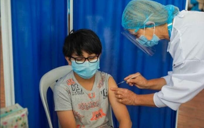 Aunque en México no se ha hablado de eso, en un Consulado en el extranjero ya se aplica la vacuna a menores de 5 a 11 años de edad. ¿Qué tal?