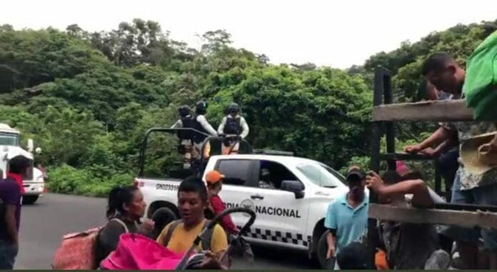 Esta vez la Guardia Nacional no detuvo a los migrantes, pero sí lo obligó a bajar de los vehículos en los que se transportaban.