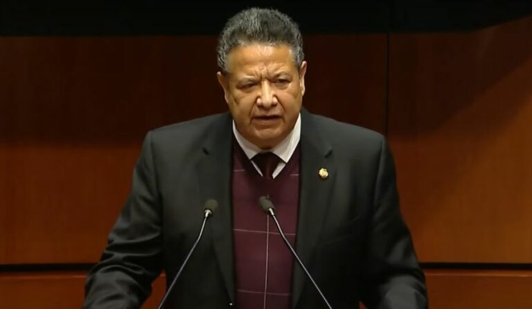 'Me dieron un aventón': Senador de Morena viaja en avión privado para ir a evento