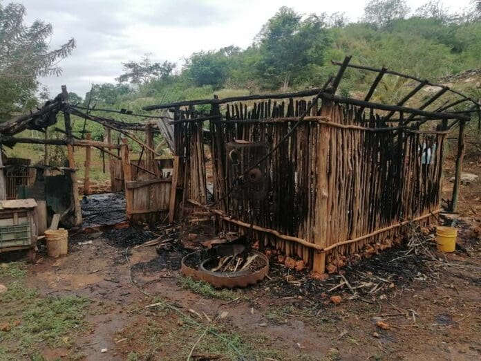 Incendio deja en la indigencia a dos familias de la Zona Maya de Q Roo