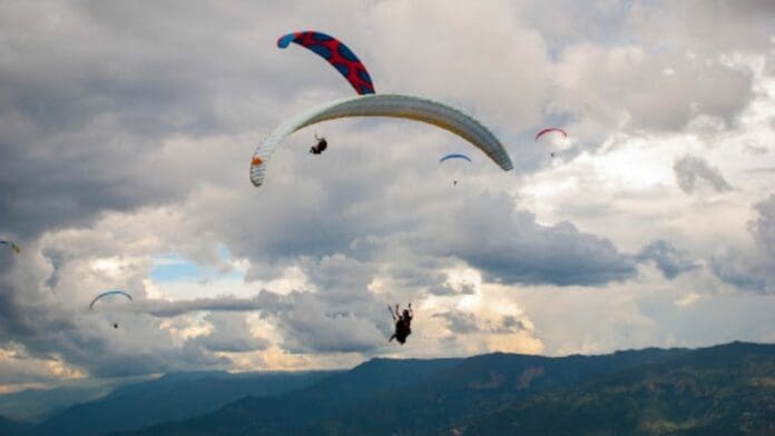 Anuncian festival internacional de parapente en Cancún, Playa del Carmen y Cozumel