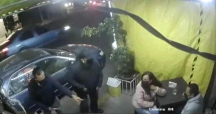 El asalto a una cafetería fue captado por las cámaras de seguridad; dos sujetos armados quitaron sus pertenencias a los clientes