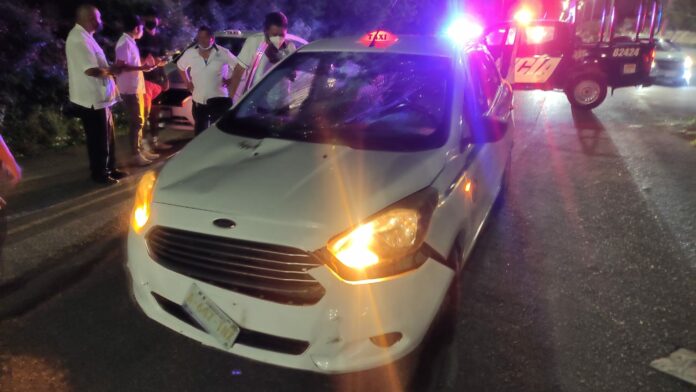 Taxi arrolla a hombre en triciclo en Playa del Carmen