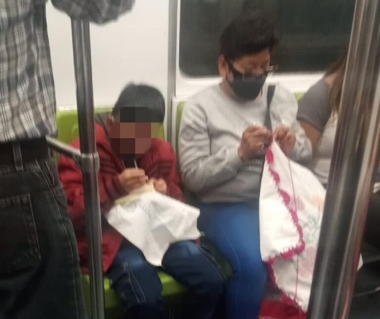 La imágen más bella de hoy: niño ayuda a su abuelita a bordar para salir adelante