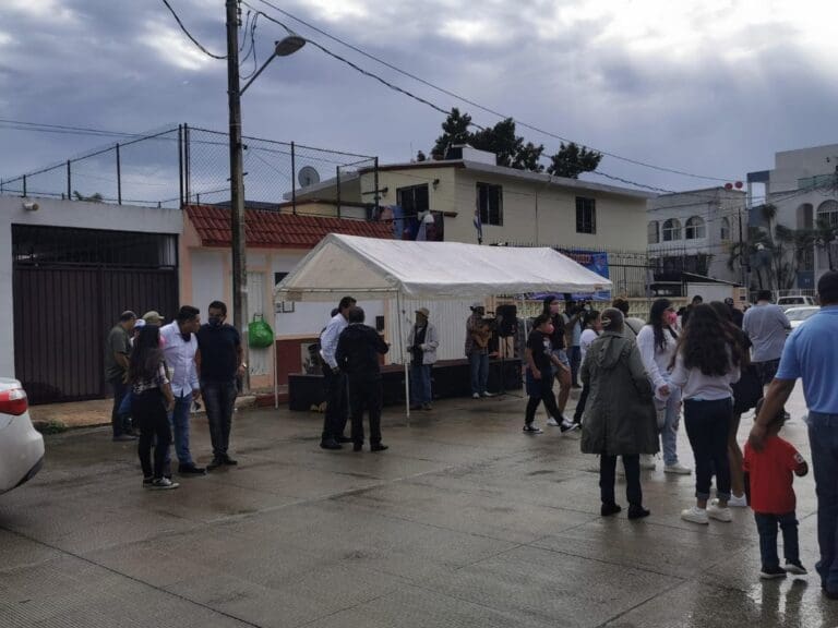 Desde Cancún, un grupo de ciudadanos y activistas se manifestó de manera solidaria con el pueblo cubano por el embargo que viven.