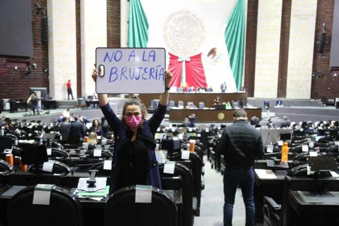 PAN acusa de brujería a diputada de Morena en San Lázaro