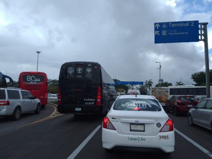 Un terrible accidente en los alrededores del aeropuerto de Cancún dejó tres lesionados; además generó un intenso caos vial.