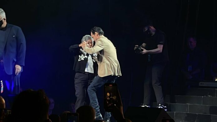 Marc Anthony cumple el sueño de abuelita de 95 años