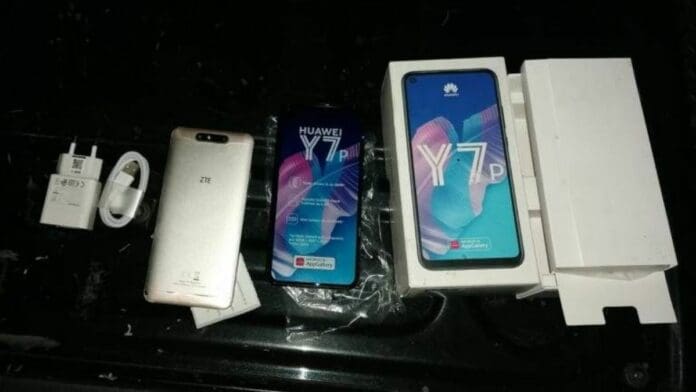 Intenta robar un celular coloca el suyo usado en la caja de uno nuevo y lo detienen