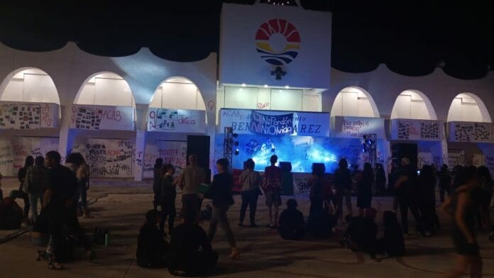 Con respeto a la libertad de expresión y espacio para manifestarse, protestan feministas en Cancún