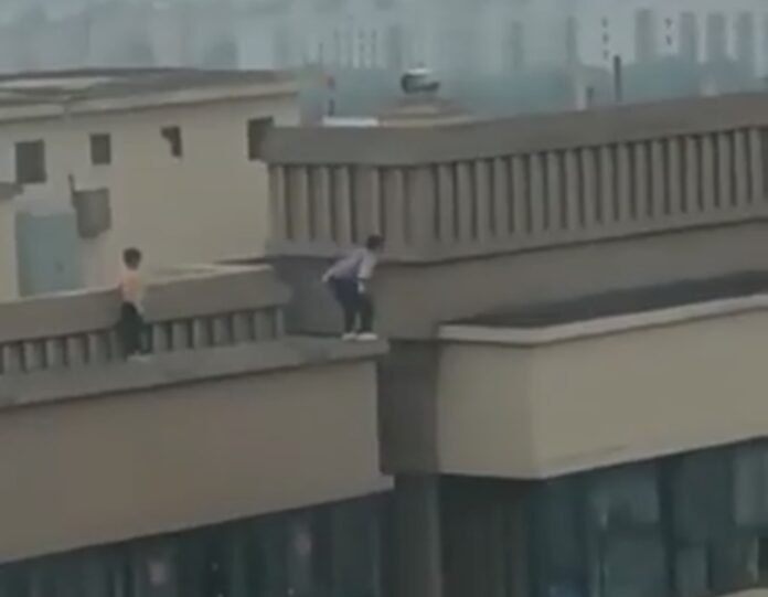 Captan en video a dos niños mientras practicaban saltos de parkour en un edificio de 27 pisos