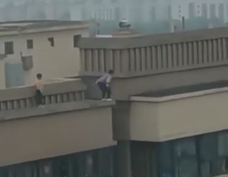 Captan en video a dos niños mientras practicaban saltos de parkour en un edificio de 27 pisos
