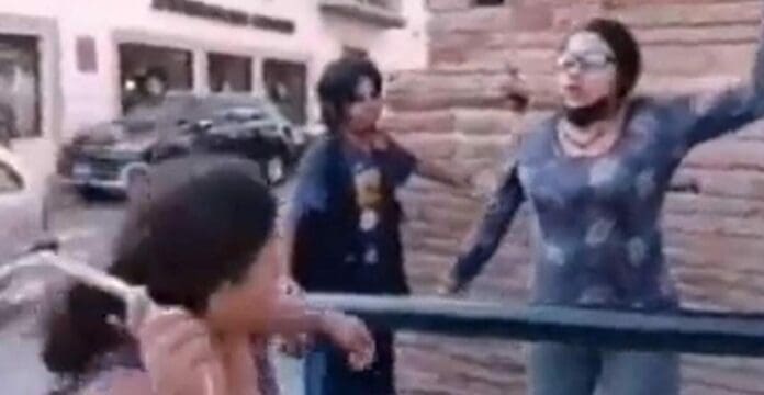 Unas fieles católicas corrieron a feministas a latigazos luego que estas acudieran a protestar a una iglesia. Ve la razón de la protesta.