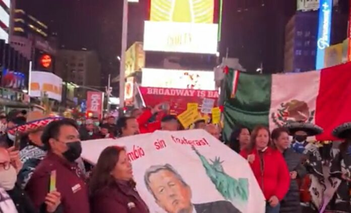 Con mariachis y carteles realizan en AMLOFest en el Times Square