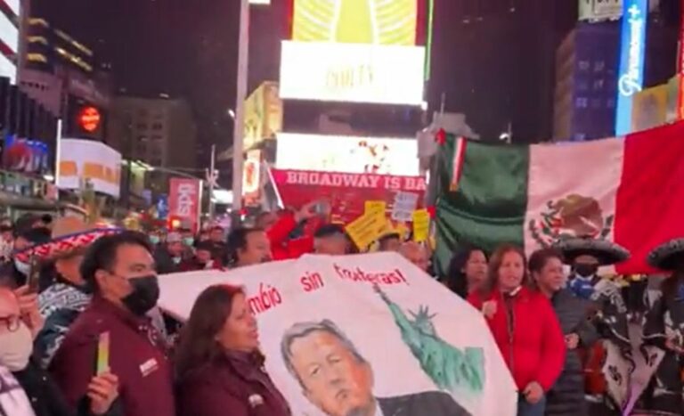 Con mariachis y carteles realizan en AMLOFest en el Times Square