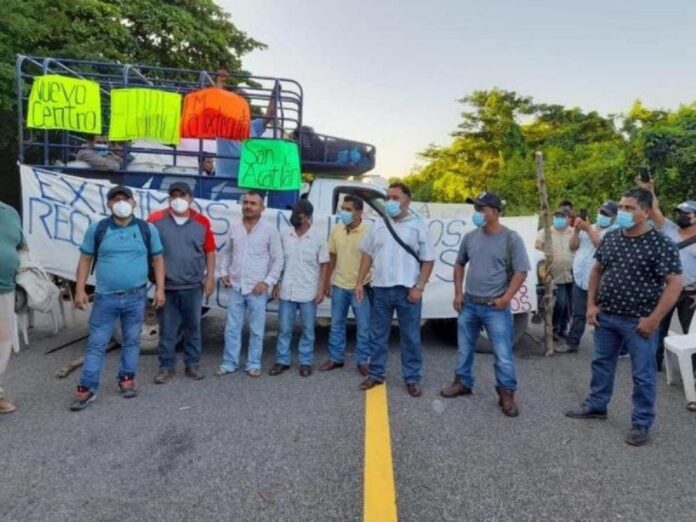 Pobadores de municipio oaxaqueño, amenazan con linchar a tesorero por dar cheque sin fondos